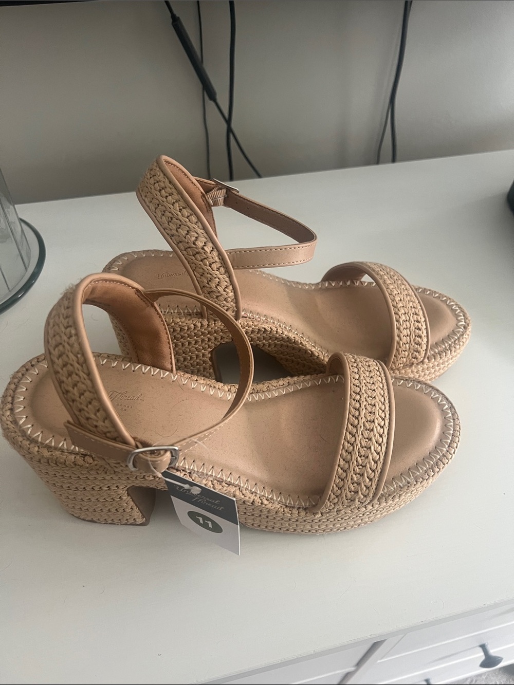 Universal Thread platform sandal - Picture 2 of 4